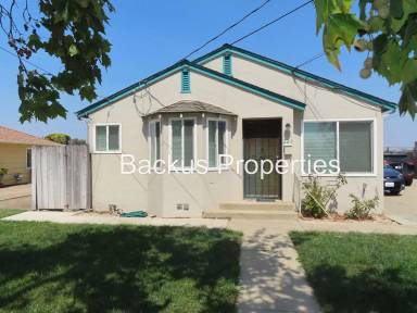 Main picture of 221 Chaparral St