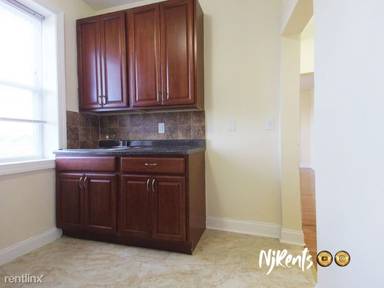 Main picture of 162 Bergen Ave