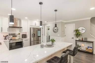 Main picture of 909 River Renaissance