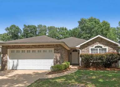 Main picture of 124 Elmwood Dr