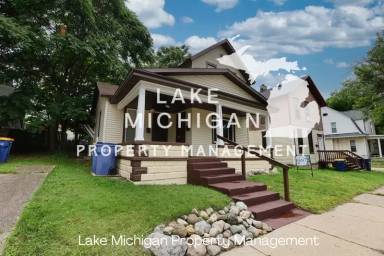 Main picture of 744 Lake Michigan Dr NW