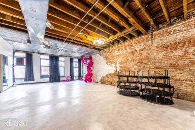 Main picture of 827 E Warrington Ave