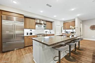 Main picture of 800 Grand Ave