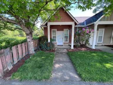 Main picture of 2833 NE Division St