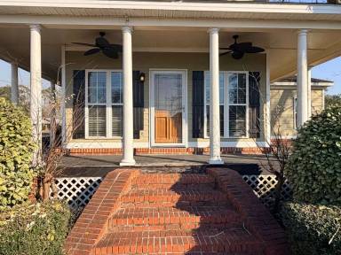 Main picture of 611 N Davis St