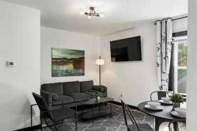 Main picture of 20 W Queen Ln