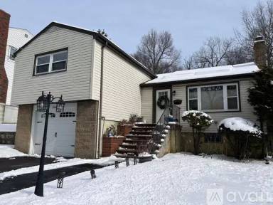 Main picture of 566 Main St