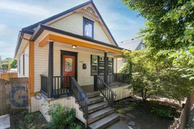 Main picture of 3922 N Michigan Ave