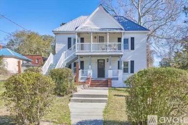 Main picture of 465 W New Hampshire Ave