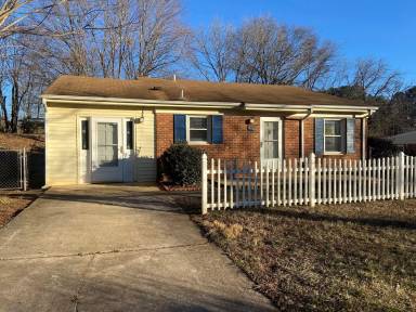Main picture of 831 Woodcote Dr