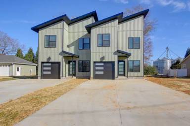 Main picture of 102 Rosenwald St