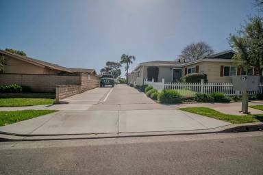 Main picture of 679 Center St