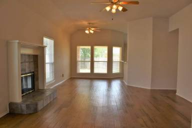 Main picture of 1913 Del Simmons Dr