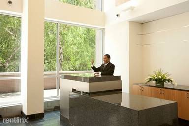 Main picture of West Side Marquis