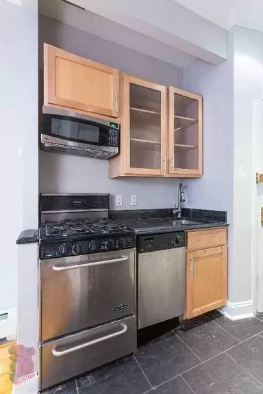 Main picture of 410 E 13th St