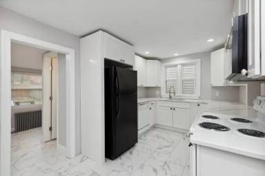 Main picture of 445 New Elm St