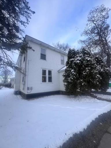 Main picture of 903 1/2 Main St E
