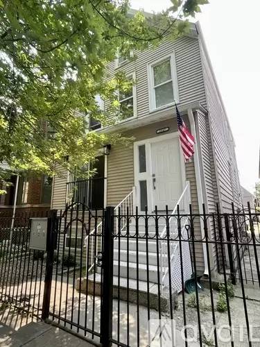 Main picture of 2847 W Dickens Ave