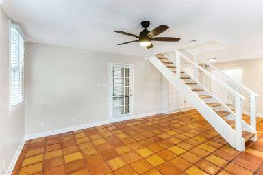 Main picture of 25 W Perry St