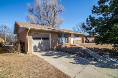 Main picture of 130 S Lashley Ln