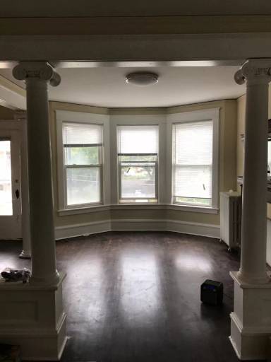 Main picture of 10 Moore St