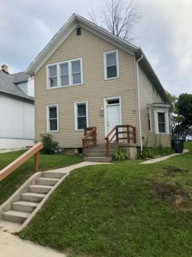 Main picture of 920 Broadway Ave
