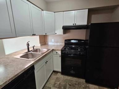 Main picture of 1049 S Main St