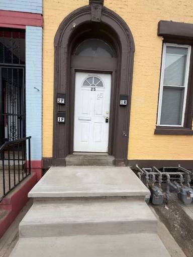 Main picture of 25 S 9th St