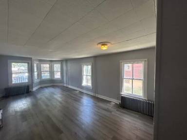 Main picture of 372 Main St