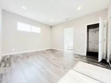 Main picture of 3258 Dundas St