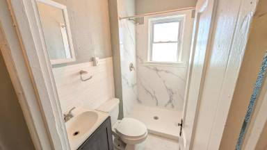 Main picture of 406 E 9th St