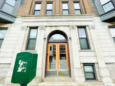 Main picture of 815 W Addison St