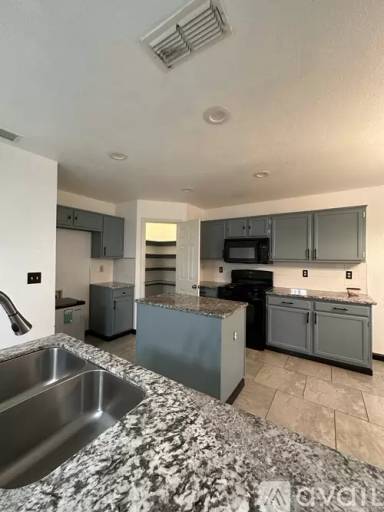 Main picture of 2404 S Fresno Ave