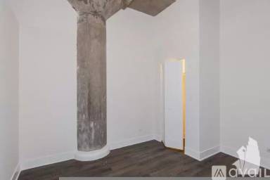 Main picture of 2036 S Michigan Ave