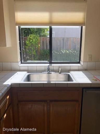 Main picture of 10 Leonard Ct