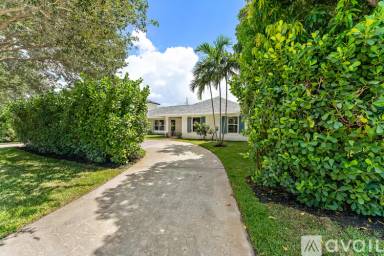 Main picture of 305 Country Club Dr