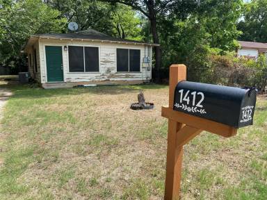 Main picture of 1412 Oakwood Dr