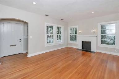 Main picture of 121 Houston St