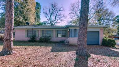 Main picture of 132 Park Cir