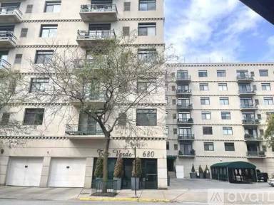 Main picture of 680 N Green St