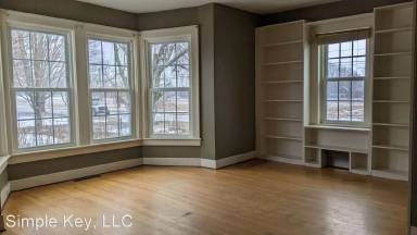 Main picture of 806 Trumbull Hwy