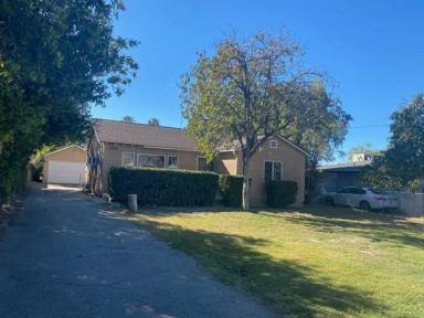 Main picture of 1759 E Victoria Ave