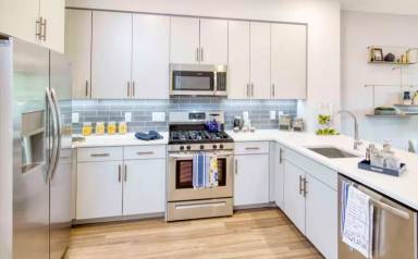 Main picture of 670 Monmouth