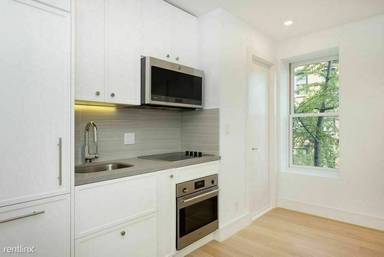 Main picture of 236 W 10th St