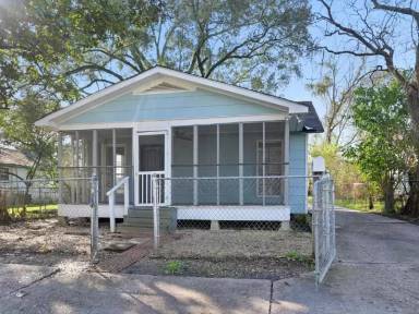 Main picture of 2402 Louisiana Ave