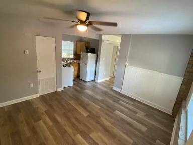 Main picture of 2903 E Michigan St
