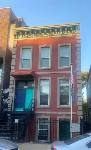 Main picture of 1532 W Walton St