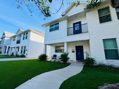 Main picture of 2725 Lubbock Ave