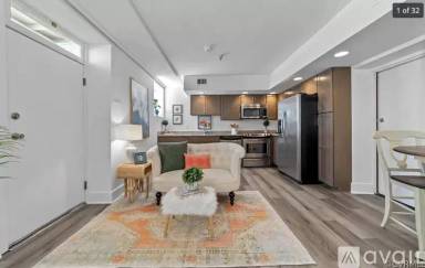 Main picture of 212 W Franklin St