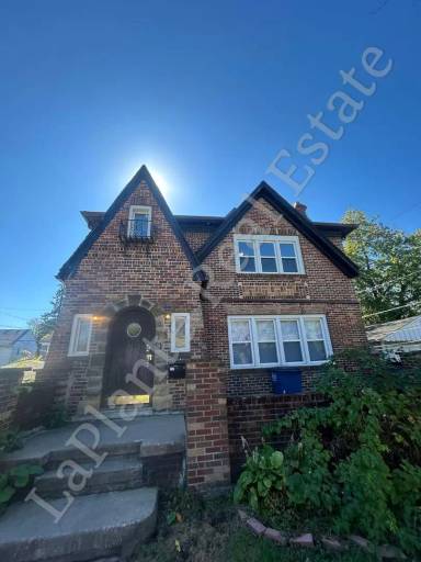 Main picture of 2647 Greenway St